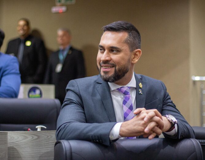 Paulo Tyrone apresenta PL para criação de programa de educação financeira nas escolas