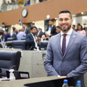 Projetos de Paulo Tyrone que ampliam direitos das pessoas com autismo avançam na CMM