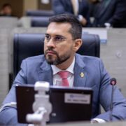 Paulo Tyrone solicita informações sobre quantidade de alunos com TEA e mediadores na rede municipal de ensino